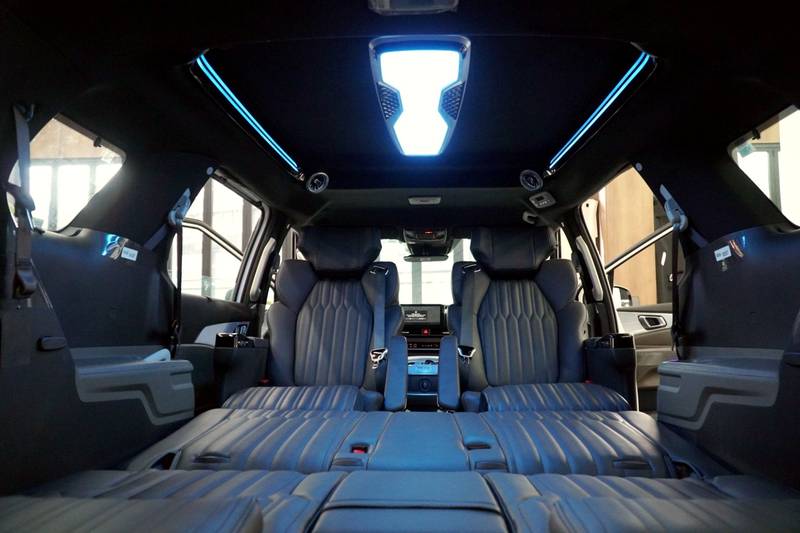 실내 전체 뷰 – 의전 시트 & 천정등