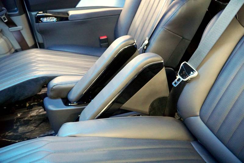 2열 시트 디테일 – 암레스트